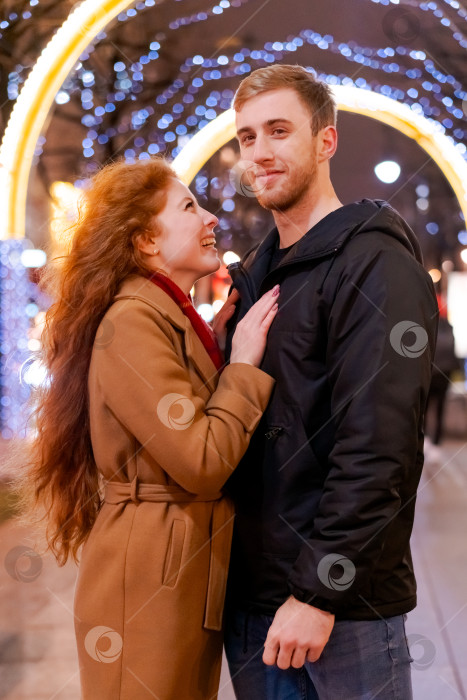 Скачать Мужчина и женщина стоят вместе фотосток Ozero