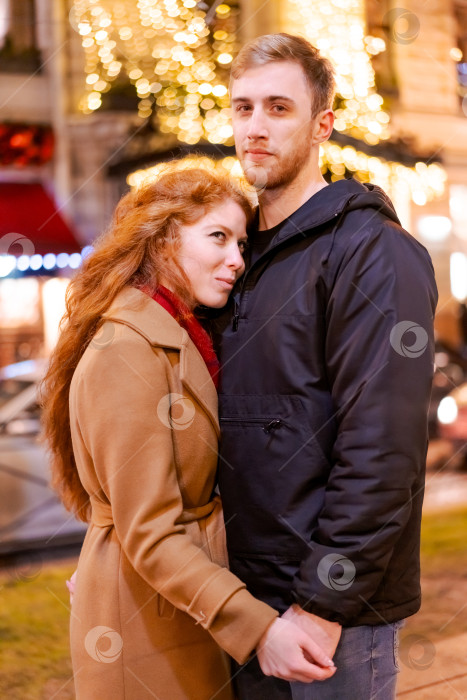 Скачать Мужчина и женщина стоят вместе фотосток Ozero