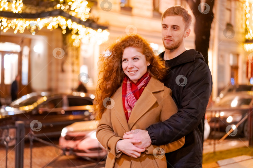 Скачать Мужчина и женщина стоят вместе на тротуаре фотосток Ozero