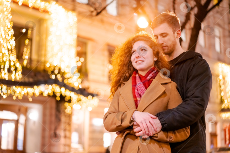 Скачать Мужчина и женщина стоят вместе перед зданием фотосток Ozero