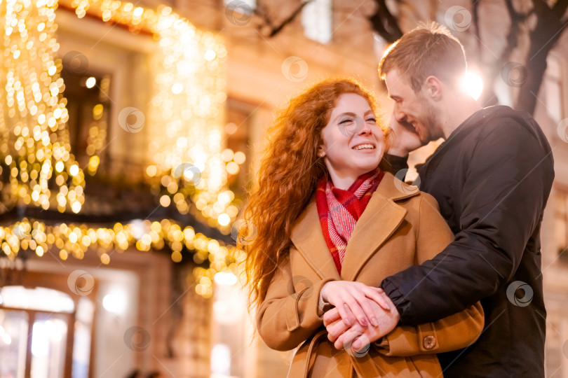 Скачать Мужчина и женщина обнимают друг друга фотосток Ozero