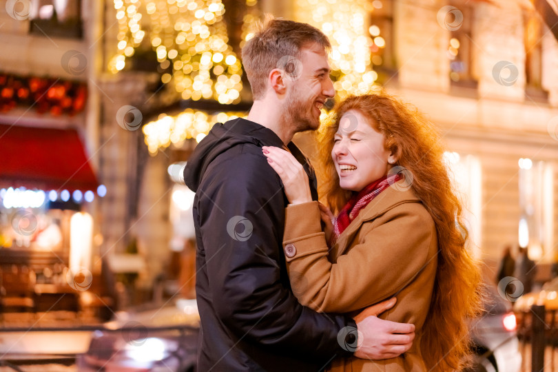 Скачать Мужчина и женщина обнимают друг друга на улице фотосток Ozero