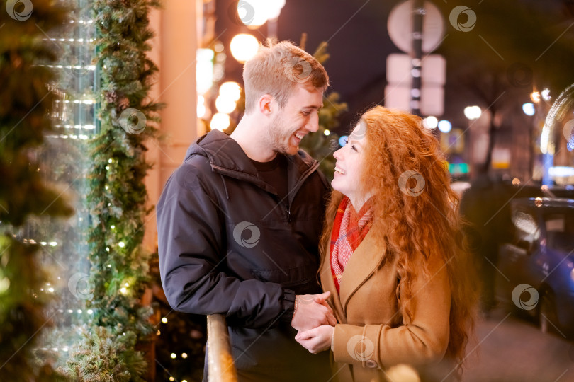 Скачать Мужчина и женщина стоят на улице на холоде фотосток Ozero