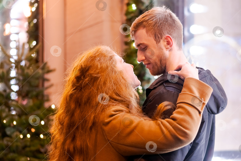 Скачать Мужчина и женщина обнимают друг друга фотосток Ozero