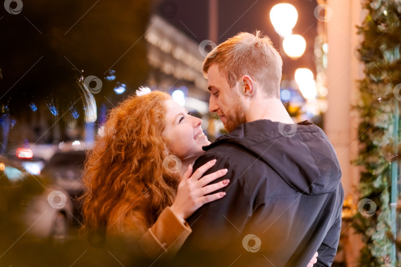 Скачать Мужчина и женщина обнимают друг друга фотосток Ozero