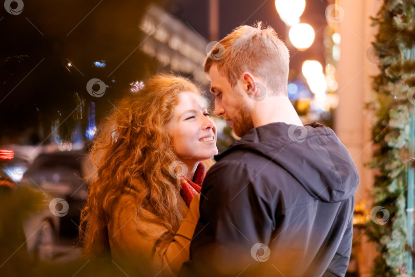 Скачать Мужчина и женщина обнимают друг друга фотосток Ozero