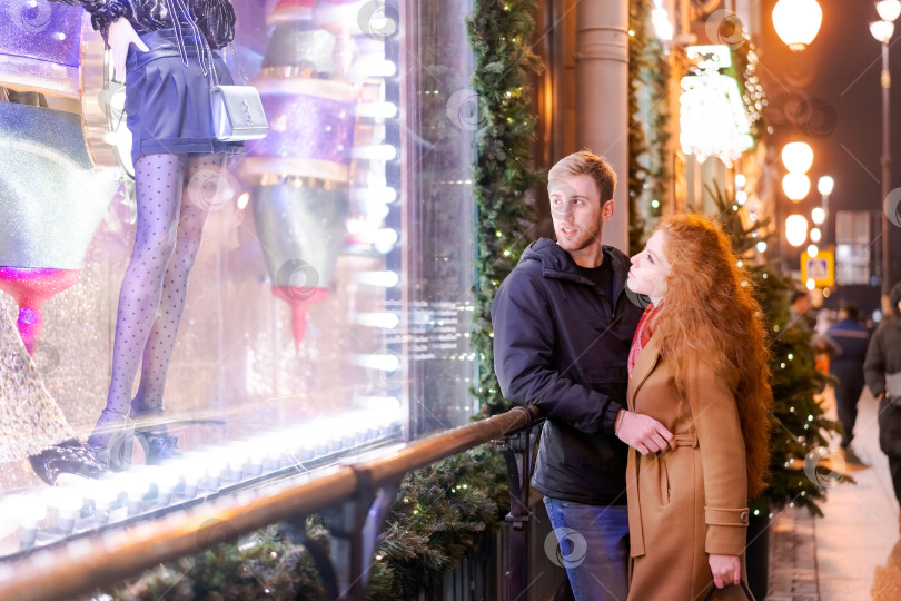 Скачать Мужчина и женщина смотрят на витрину фотосток Ozero