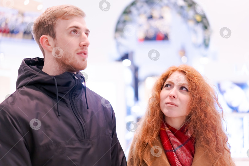 Скачать Мужчина и женщина стоят в торговом центре фотосток Ozero