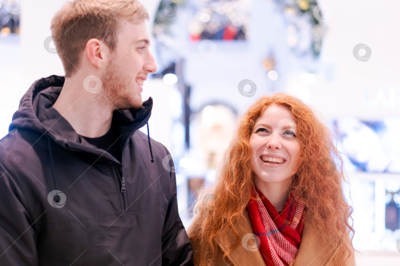 Скачать Мужчина и женщина улыбаются друг другу фотосток Ozero