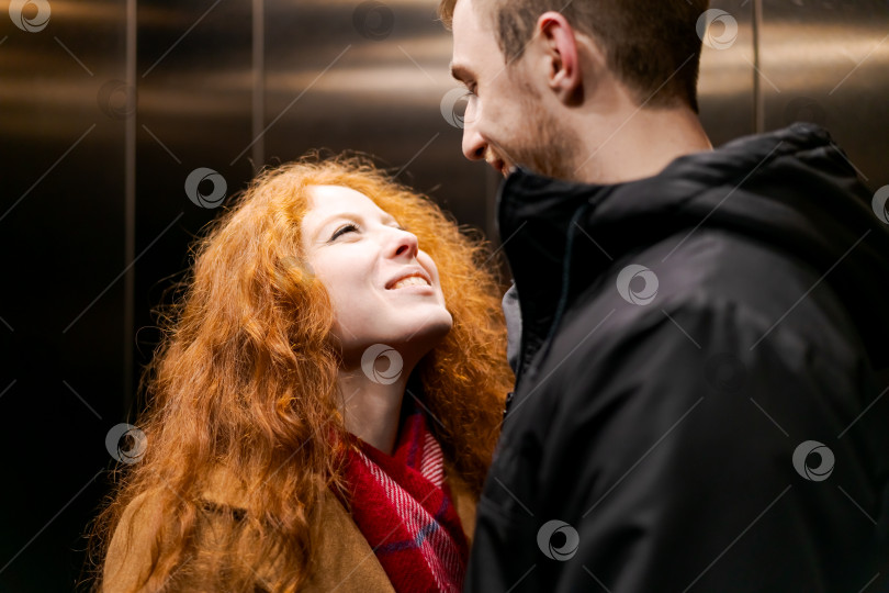 Скачать Мужчина и женщина стоят в лифте фотосток Ozero