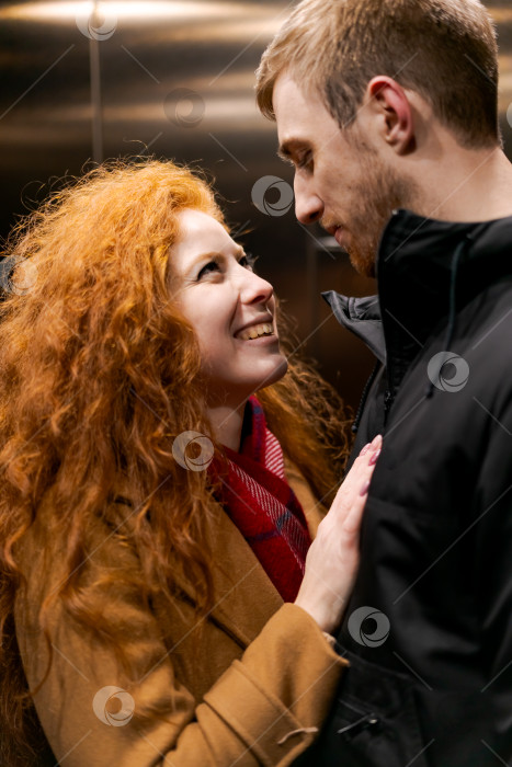 Скачать Мужчина и женщина обнимают друг друга фотосток Ozero