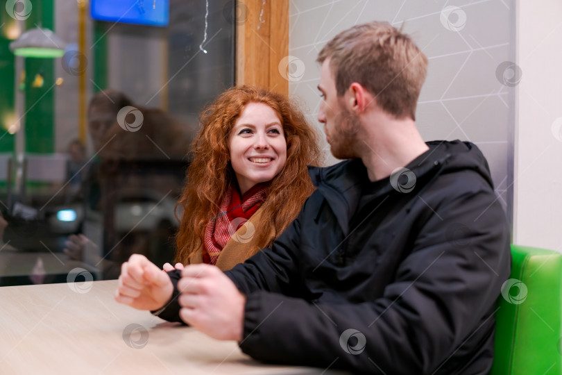 Скачать Мужчина и женщина сидят за столом фотосток Ozero