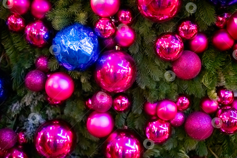 Скачать Елка с множеством розовых и голубых рождественских украшений фотосток Ozero