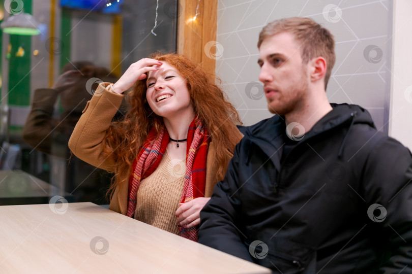 Скачать Мужчина и женщина сидят за столом фотосток Ozero