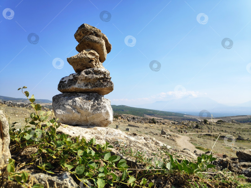 Скачать Груда камней на склоне холма фотосток Ozero