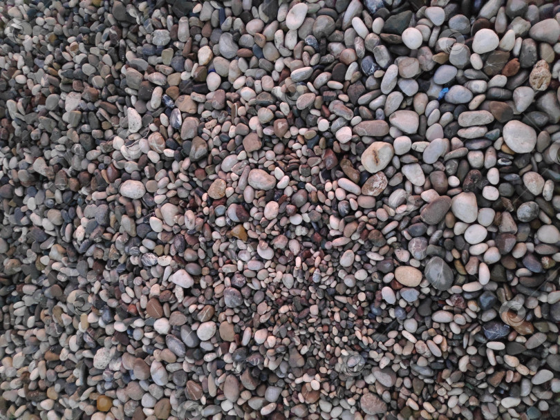 Скачать Груда камней с несколькими голубыми камешками внутри фотосток Ozero