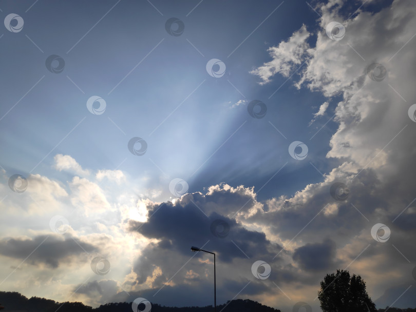 Скачать Облачное небо с уличным фонарем на переднем плане фотосток Ozero