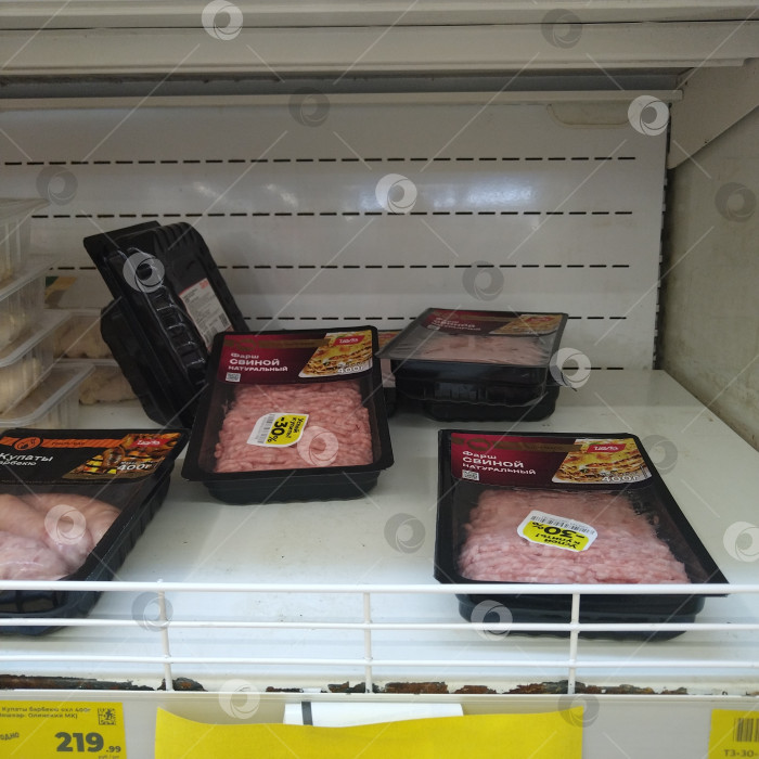 Скачать Отдел свиного фарша в магазине "Магнит". фотосток Ozero