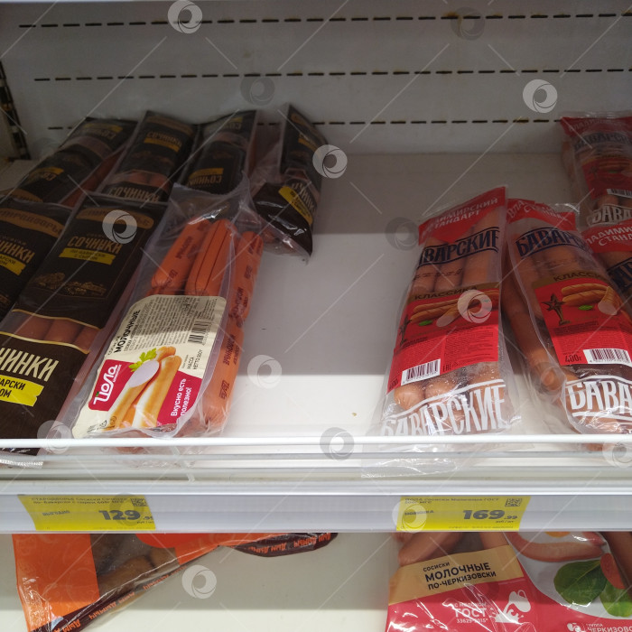 Скачать Отдел сосисок в магазине "Магнит". фотосток Ozero