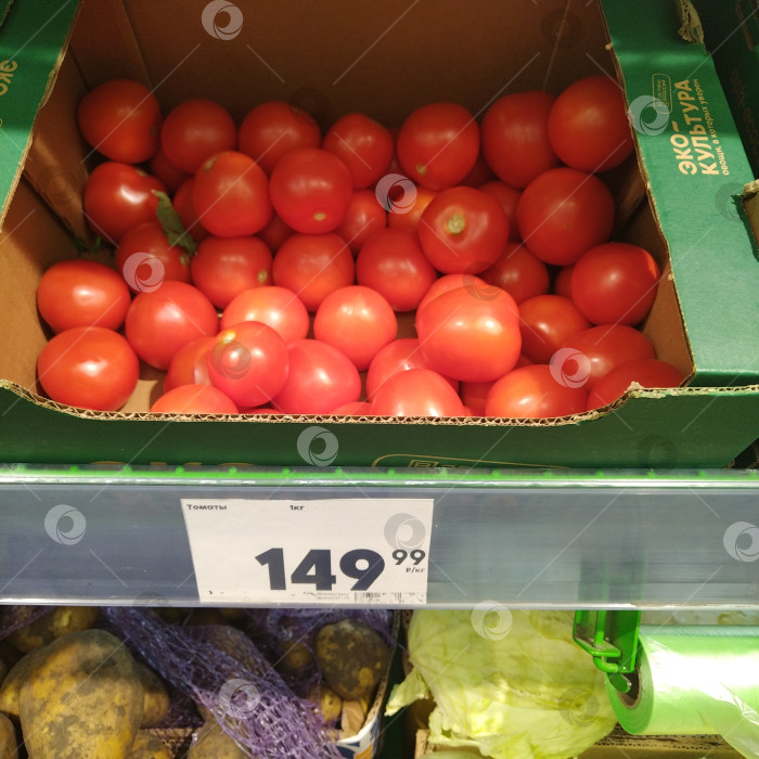 Скачать Отдел помидоров в магазине "Пятёрочка". фотосток Ozero
