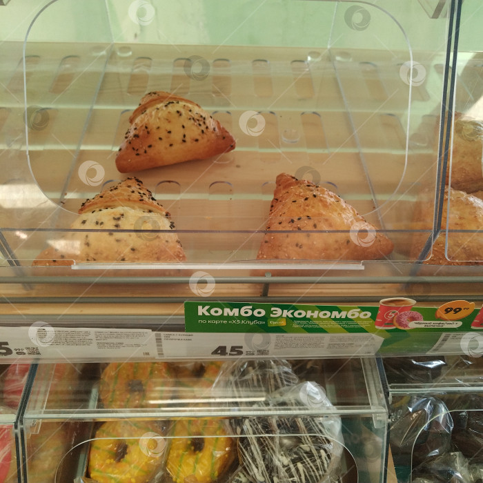 Скачать Отдел самсы в магазине "Пятёрочка". фотосток Ozero