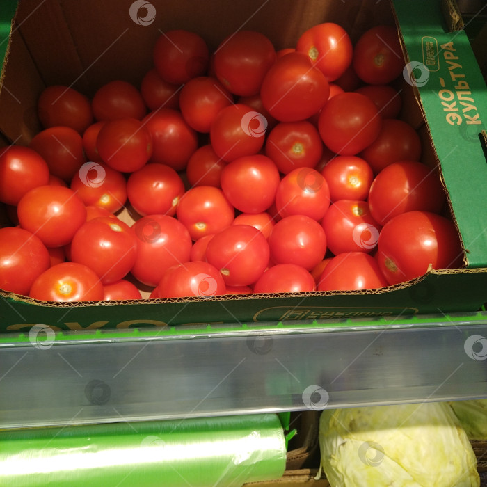 Скачать Отдел помидоров в магазине "Пятёрочка". фотосток Ozero