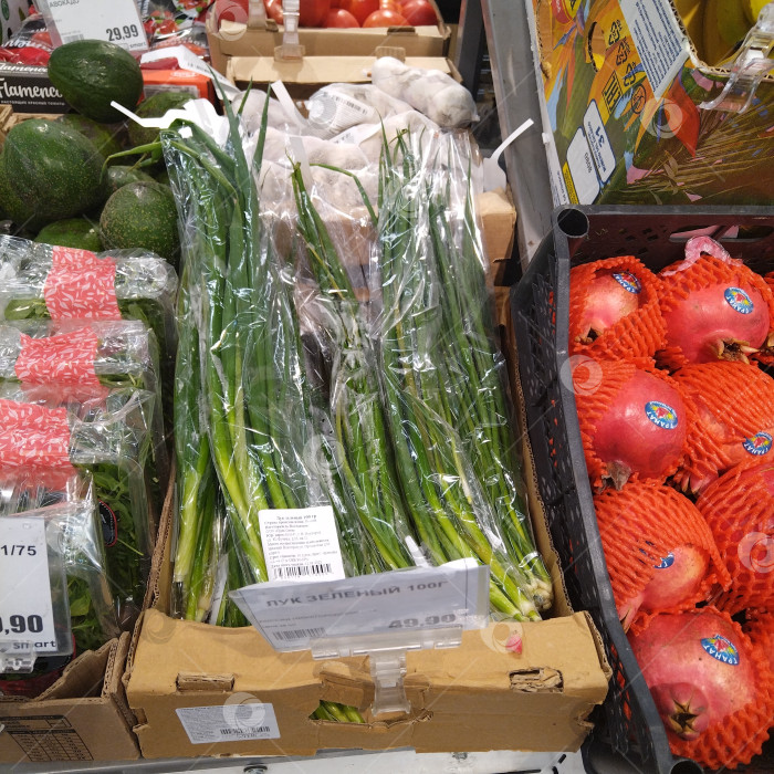 Скачать Он сделал зеленую луку в магазе "Умной". фотосток Ozero