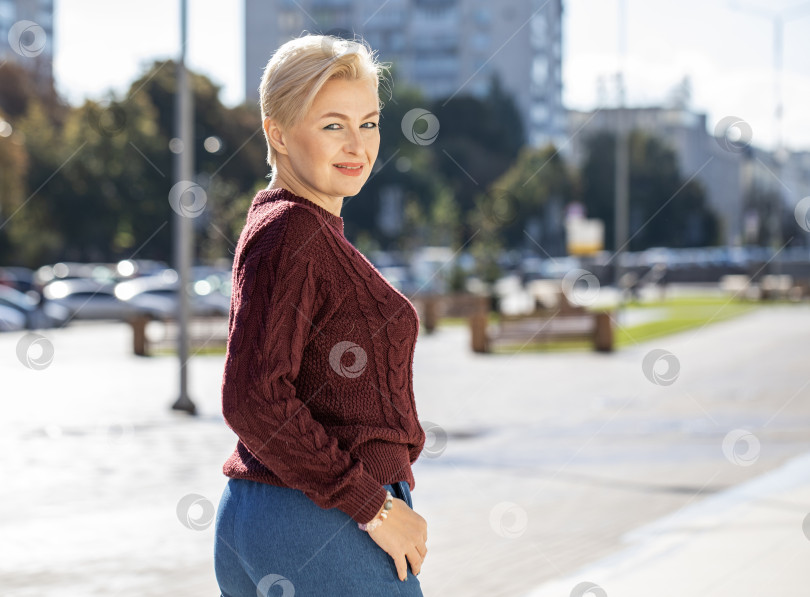 Скачать Портрет красивой женщины средних лет в летнем парке фотосток Ozero