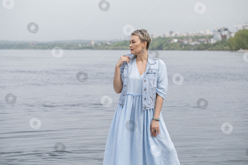 Скачать Модный портрет блондинки средних лет в джинсовой куртке фотосток Ozero