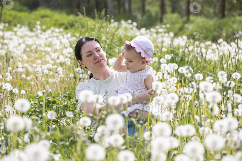 Скачать Мать средних лет и ее маленькая дочь фотосток Ozero