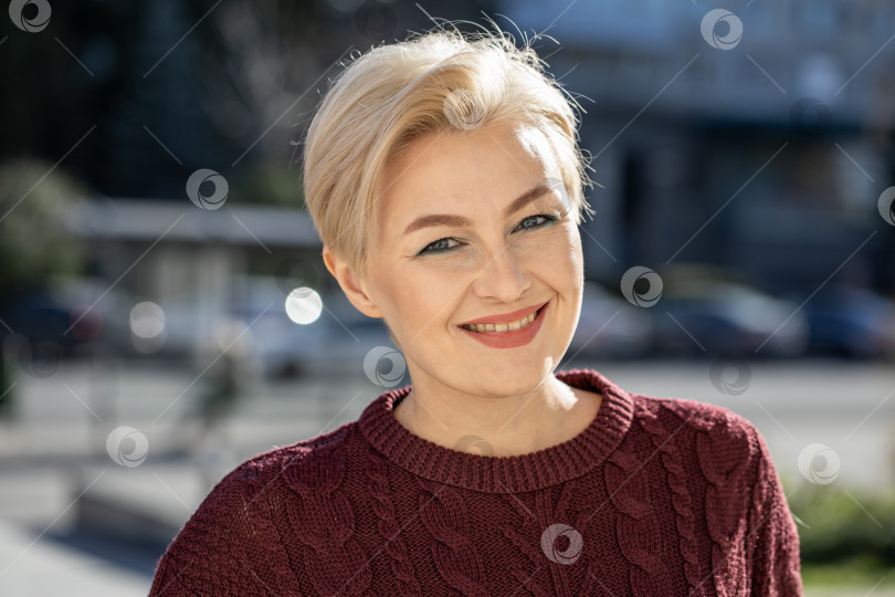 Скачать Портрет красивой женщины средних лет в летнем парке фотосток Ozero