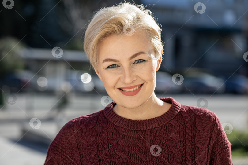 Скачать Портрет красивой женщины средних лет в летнем парке фотосток Ozero