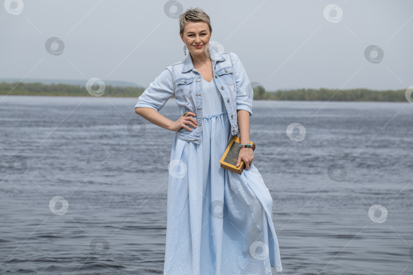 Скачать Портрет женщины средних лет крупным планом на фоне озера фотосток Ozero