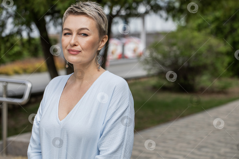 Скачать Портрет красивой женщины средних лет в летнем парке фотосток Ozero