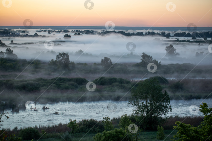 Скачать Пейзаж утренний туман над рекой фотосток Ozero