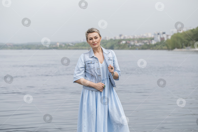 Скачать Модный портрет блондинки средних лет в джинсовой куртке фотосток Ozero