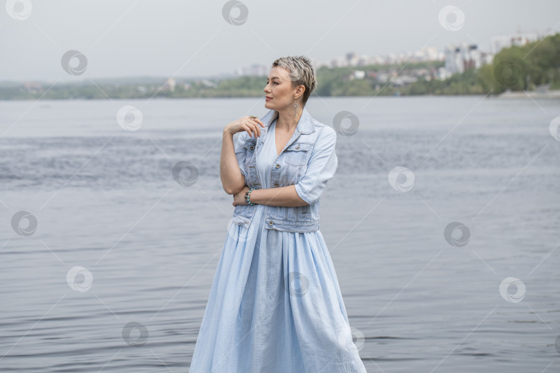 Скачать Модный портрет блондинки средних лет в джинсовой куртке фотосток Ozero
