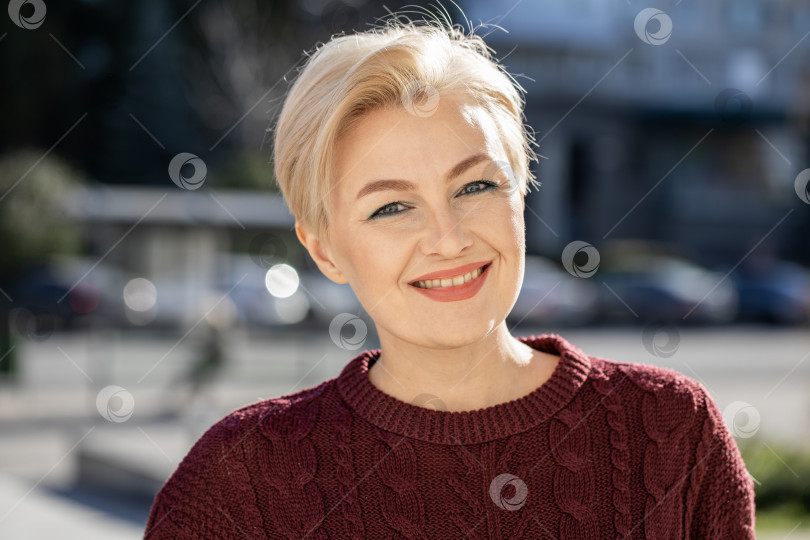 Скачать Портрет красивой женщины средних лет в летнем парке фотосток Ozero