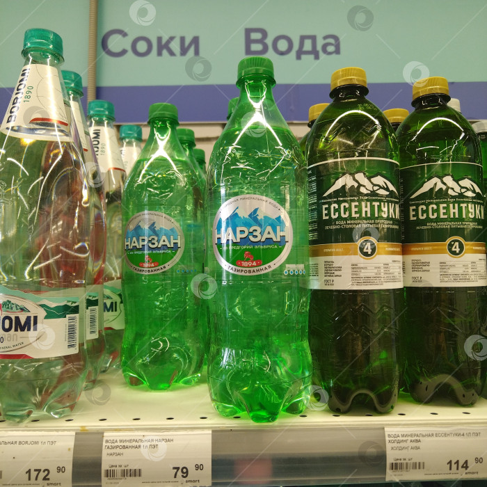 Скачать Он разделил минеральную воду в магазе на "Умную". фотосток Ozero