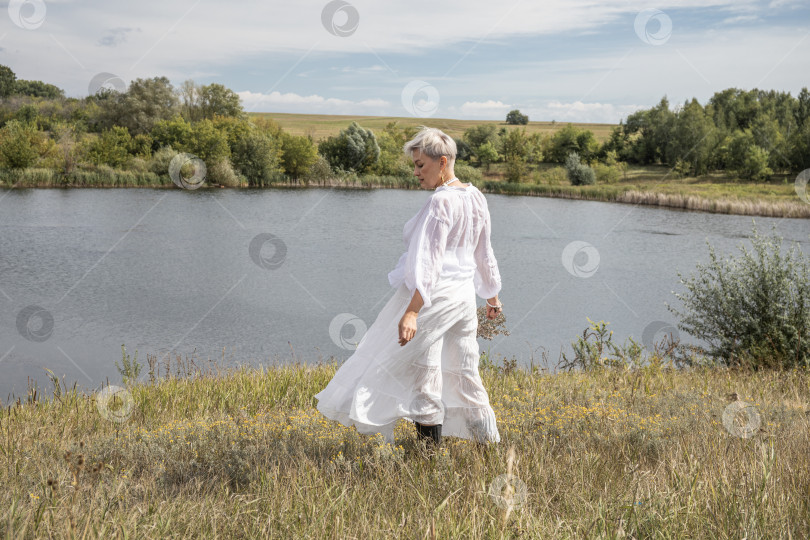 Скачать Портрет женщины средних лет в полный рост на фоне озера фотосток Ozero