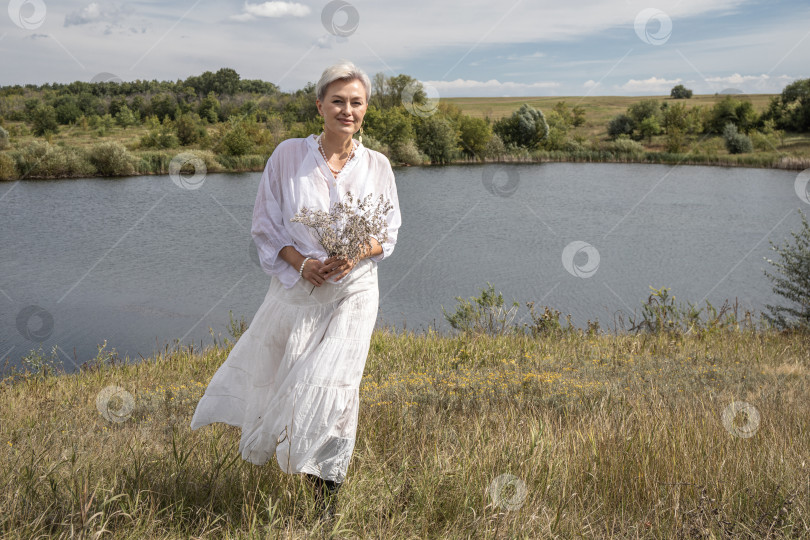 Скачать Портрет женщины средних лет в полный рост на фоне озера фотосток Ozero