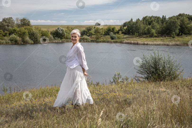 Скачать Портрет женщины средних лет в полный рост на фоне озера фотосток Ozero