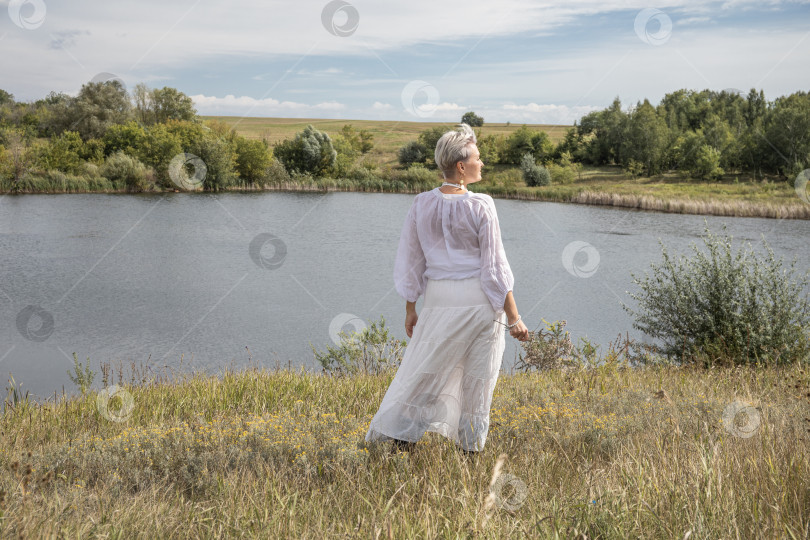 Скачать Портрет женщины средних лет в полный рост на фоне озера фотосток Ozero