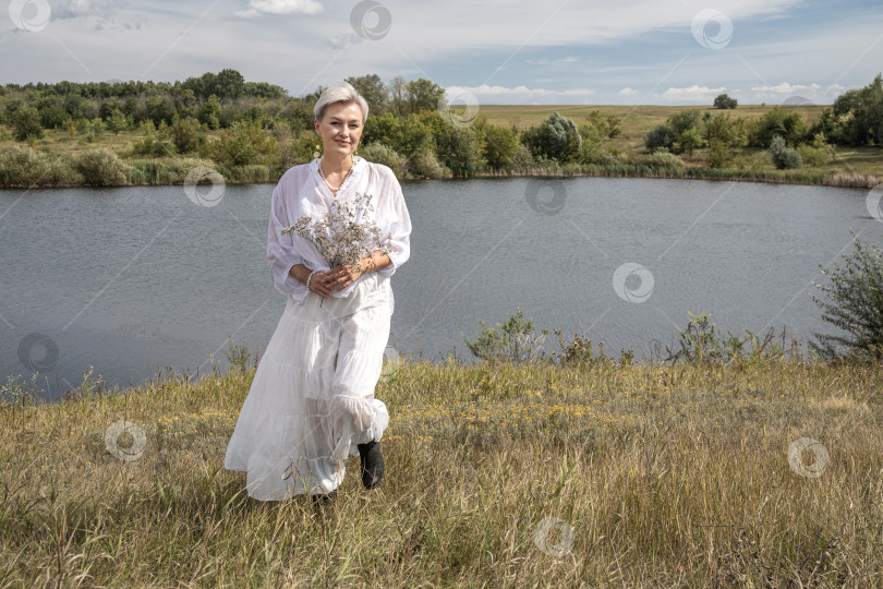Скачать Портрет женщины средних лет в полный рост на фоне озера фотосток Ozero