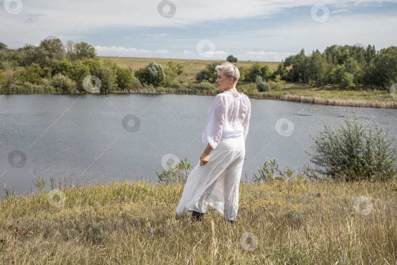 Скачать Портрет женщины средних лет в полный рост на фоне озера фотосток Ozero