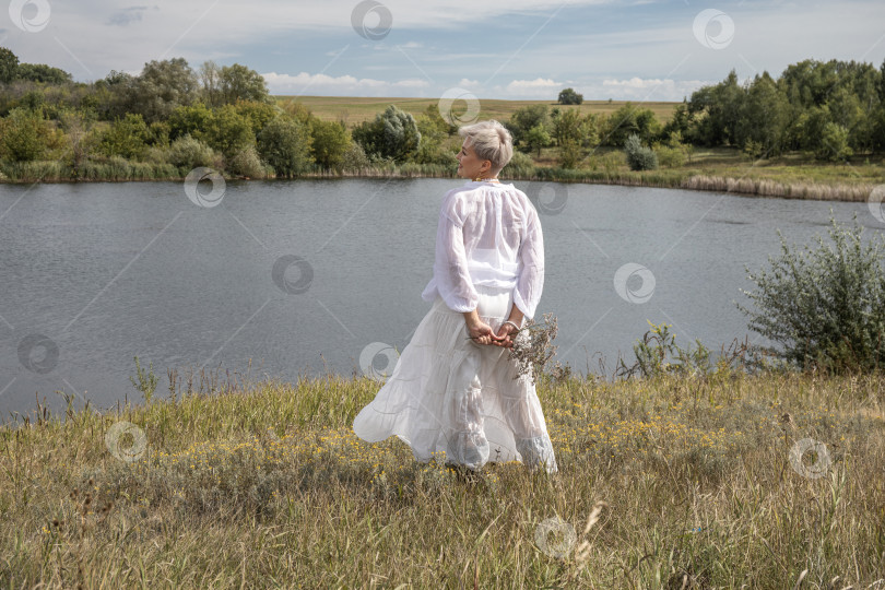 Скачать Портрет женщины средних лет в полный рост на фоне озера фотосток Ozero