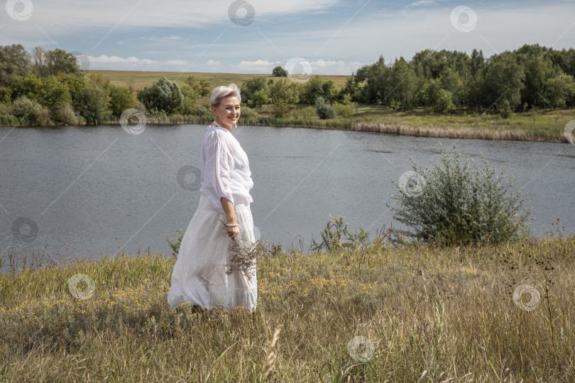 Скачать Портрет женщины средних лет в полный рост на фоне озера фотосток Ozero