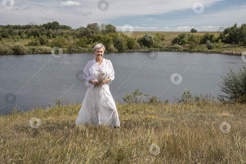 Скачать Портрет женщины средних лет в полный рост на фоне озера фотосток Ozero