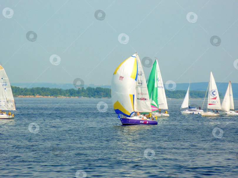 Скачать Парусная регата на реке фотосток Ozero