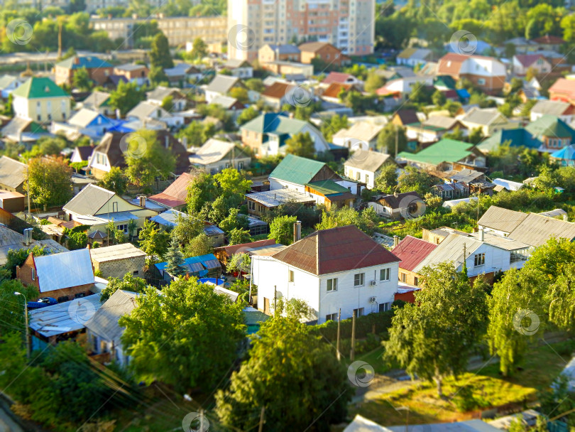 Скачать Вид с высоты птичьего полета на жилые дома в пригороде фотосток Ozero